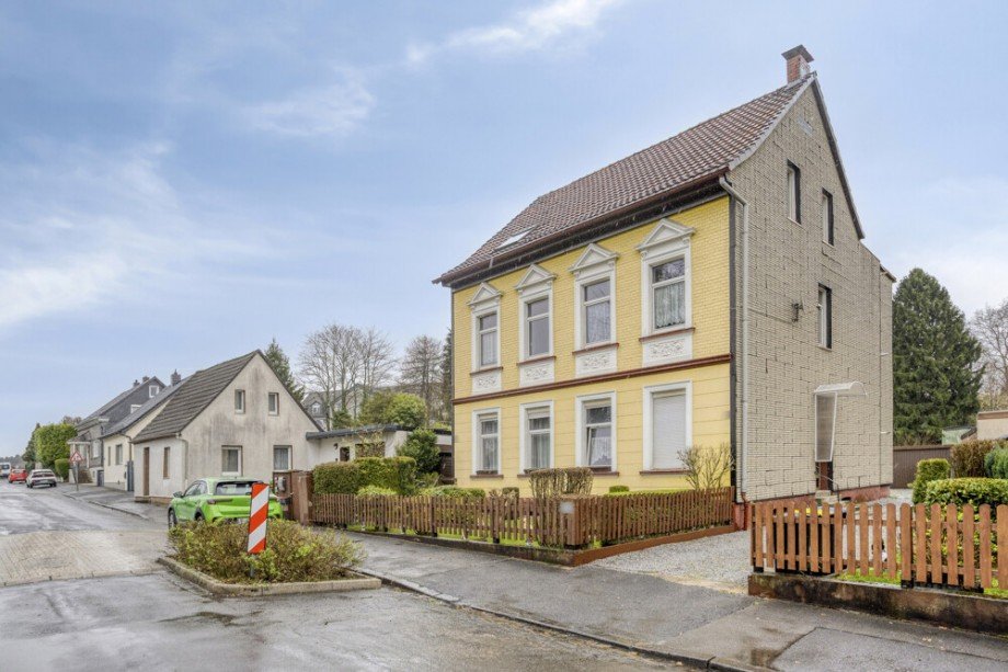 Mehrfamilienhaus in Solingen-Merscheid: Ihr Zuhause mit Potenzial